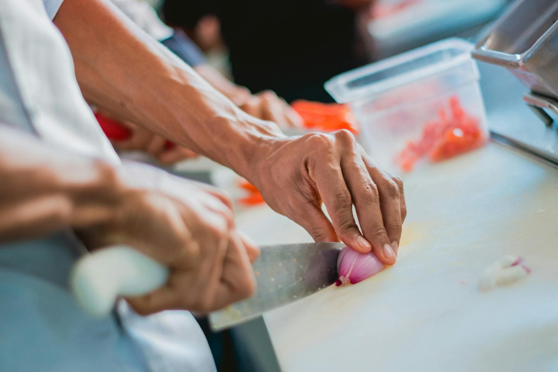 Couper des oignons sans pleurer : toutes les méthodes qui marchent vraiment [Facile] — astuce cuisine BonneAstuce.fr
