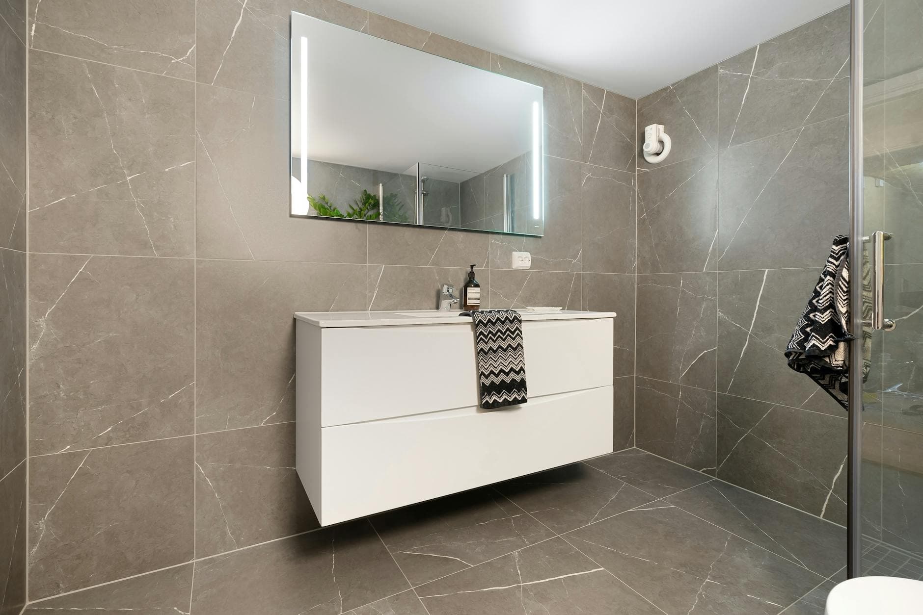 Refaire les joints de salle de bain : guide pour débutants [Facile] — astuce bricolage BonneAstuce.fr