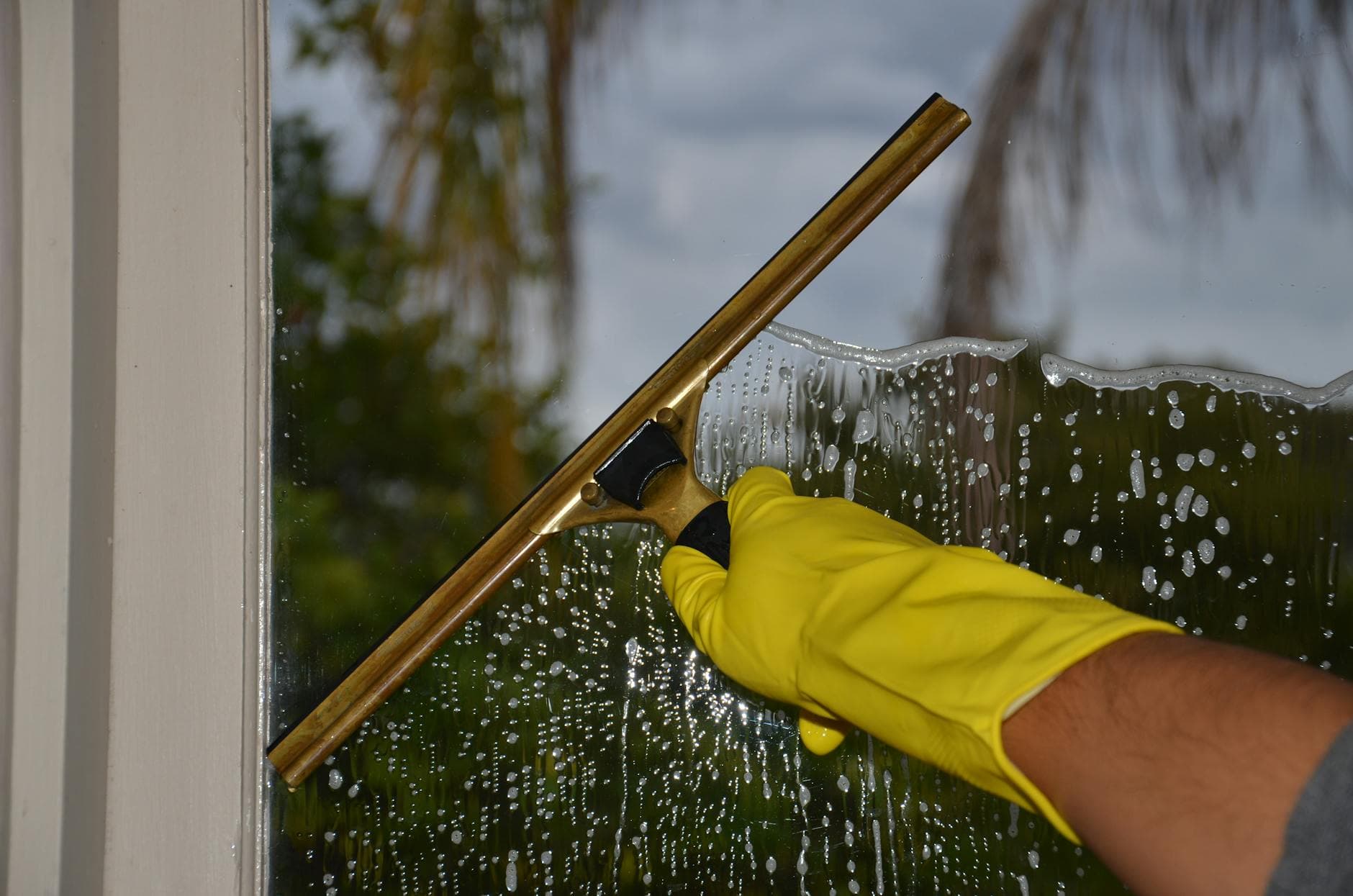 Laver les vitres sans traces : la technique parfaite en 5 étapes — astuce nettoyage