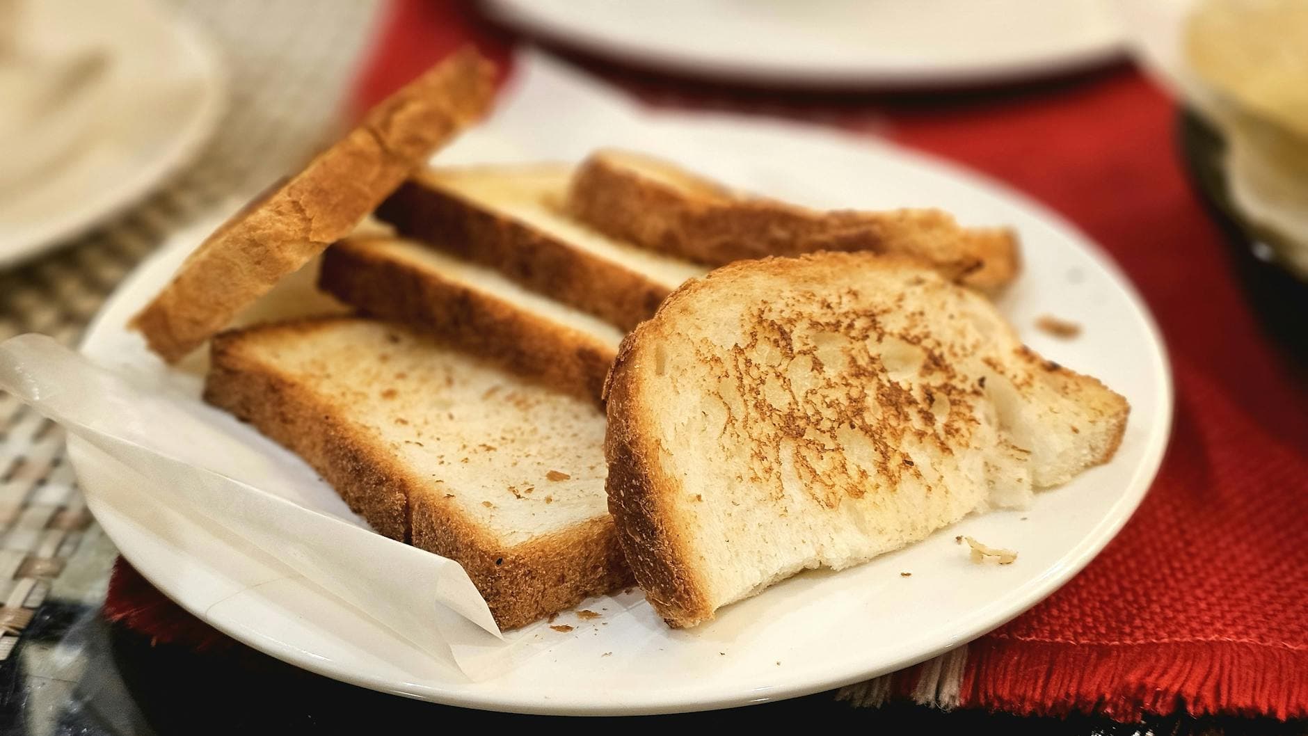 Comment garder le pain grillé croustillant plus longtemps [Facile] — astuce cuisine