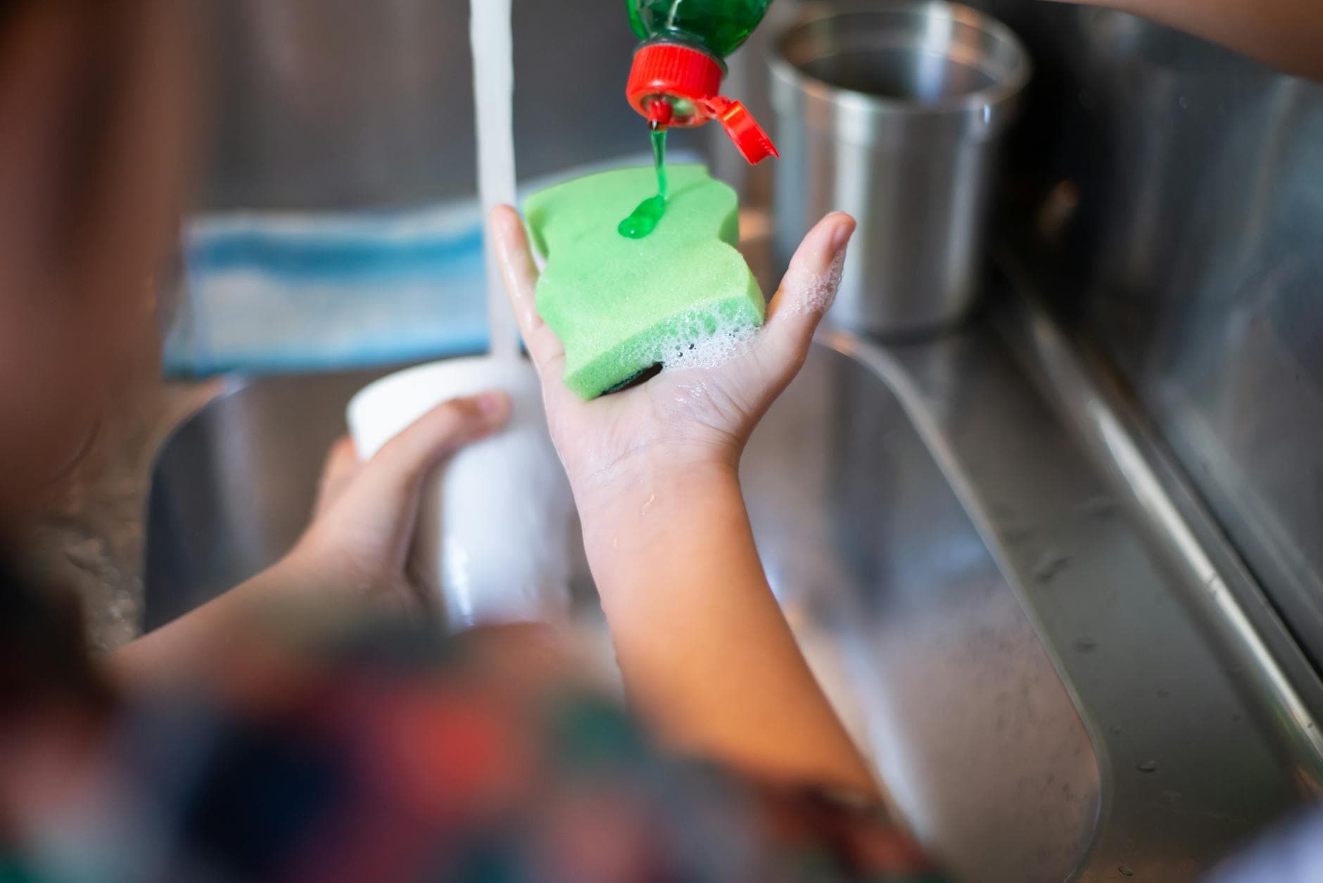 Comment désinfecter son éponge de cuisine [Astuce] — astuce nettoyage BonneAstuce.fr