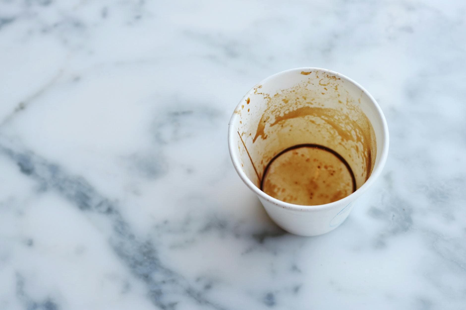Enlever une tache de café sur tapis [Astuce] — astuce nettoyage BonneAstuce.fr