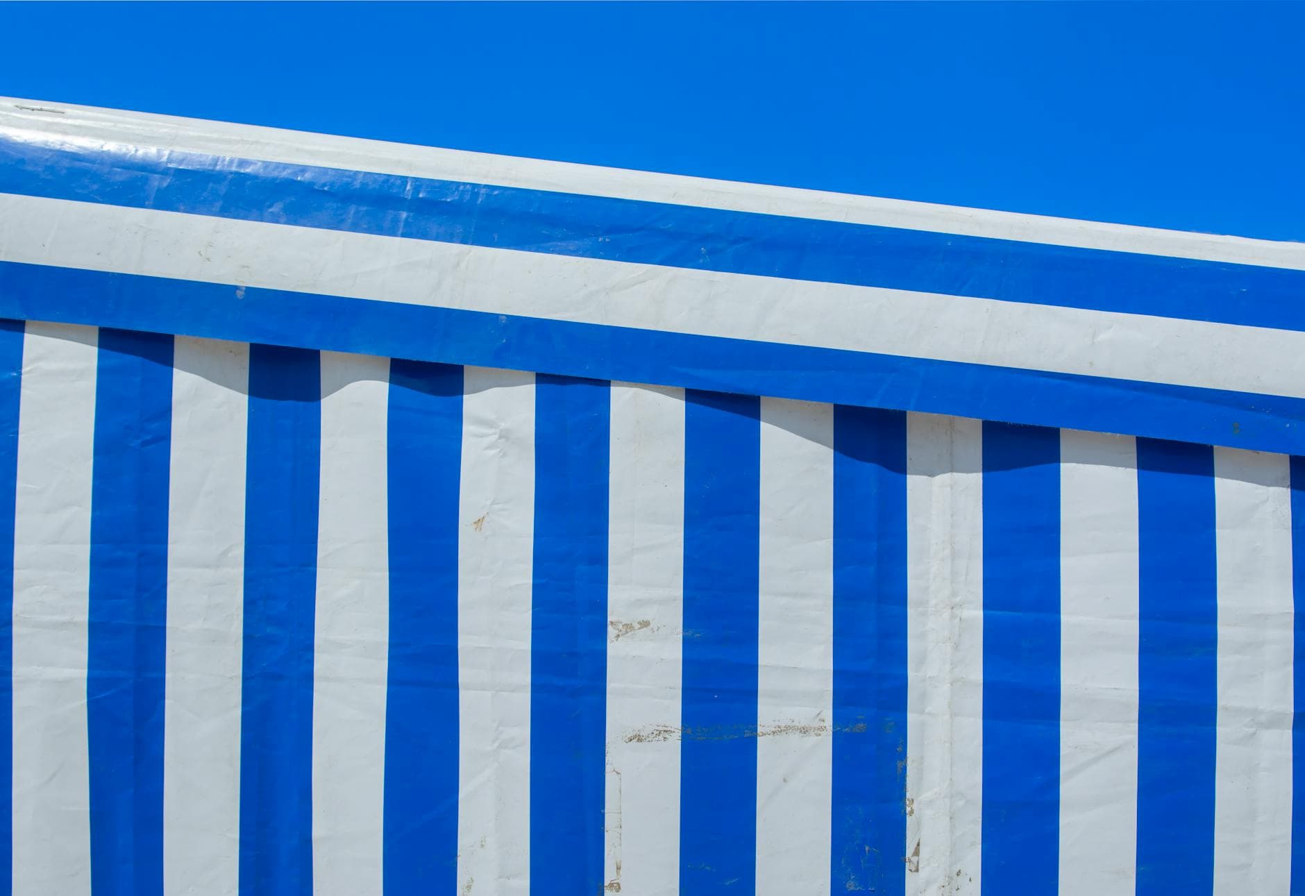 Nettoyer un store bateau en tissu : méthode complète anti-moisissures [Astuce] — astuce nettoyage BonneAstuce.fr