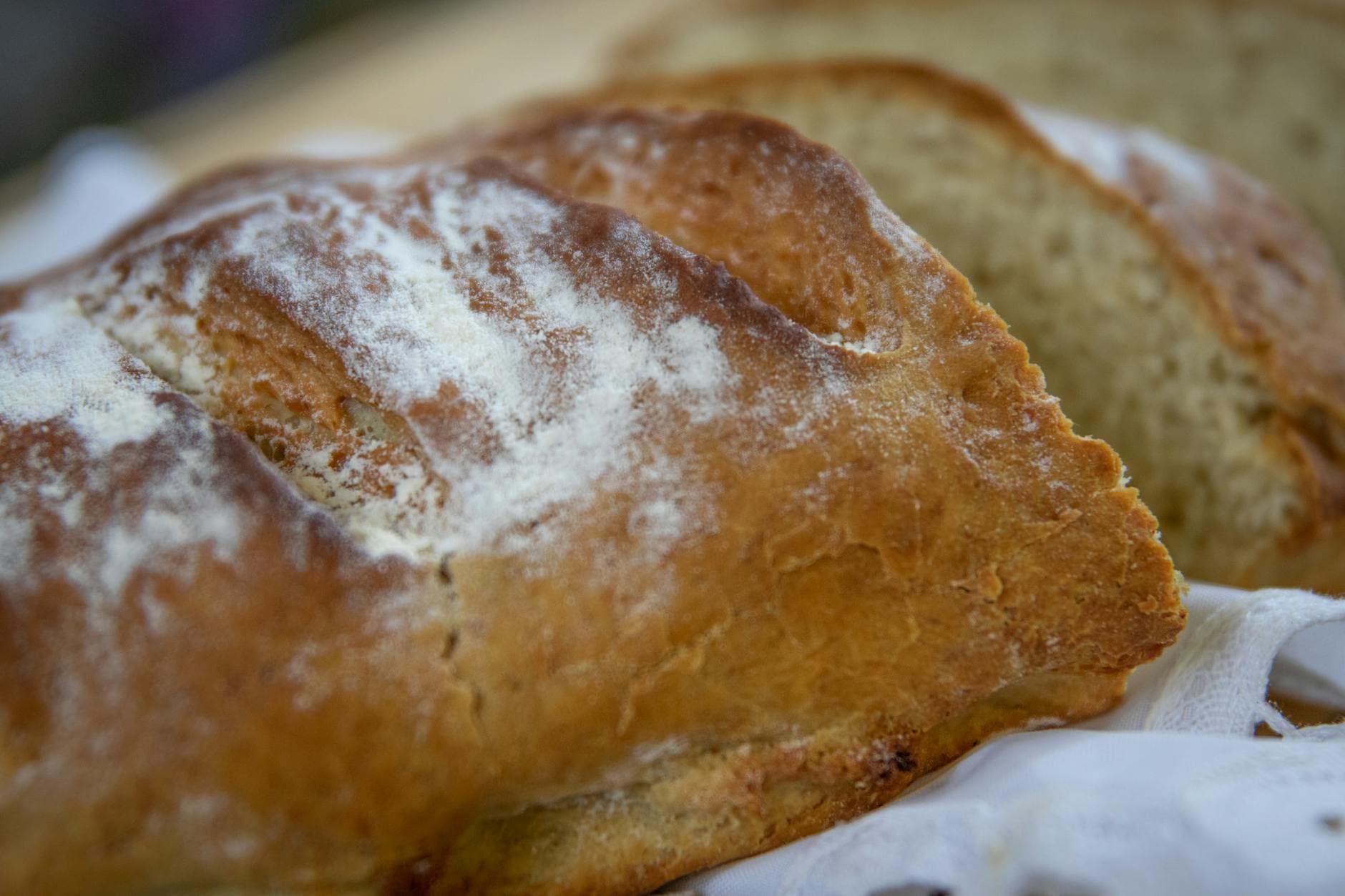 Pain maison sans machine : recette croustillante avec 4 ingrédients — astuce cuisine