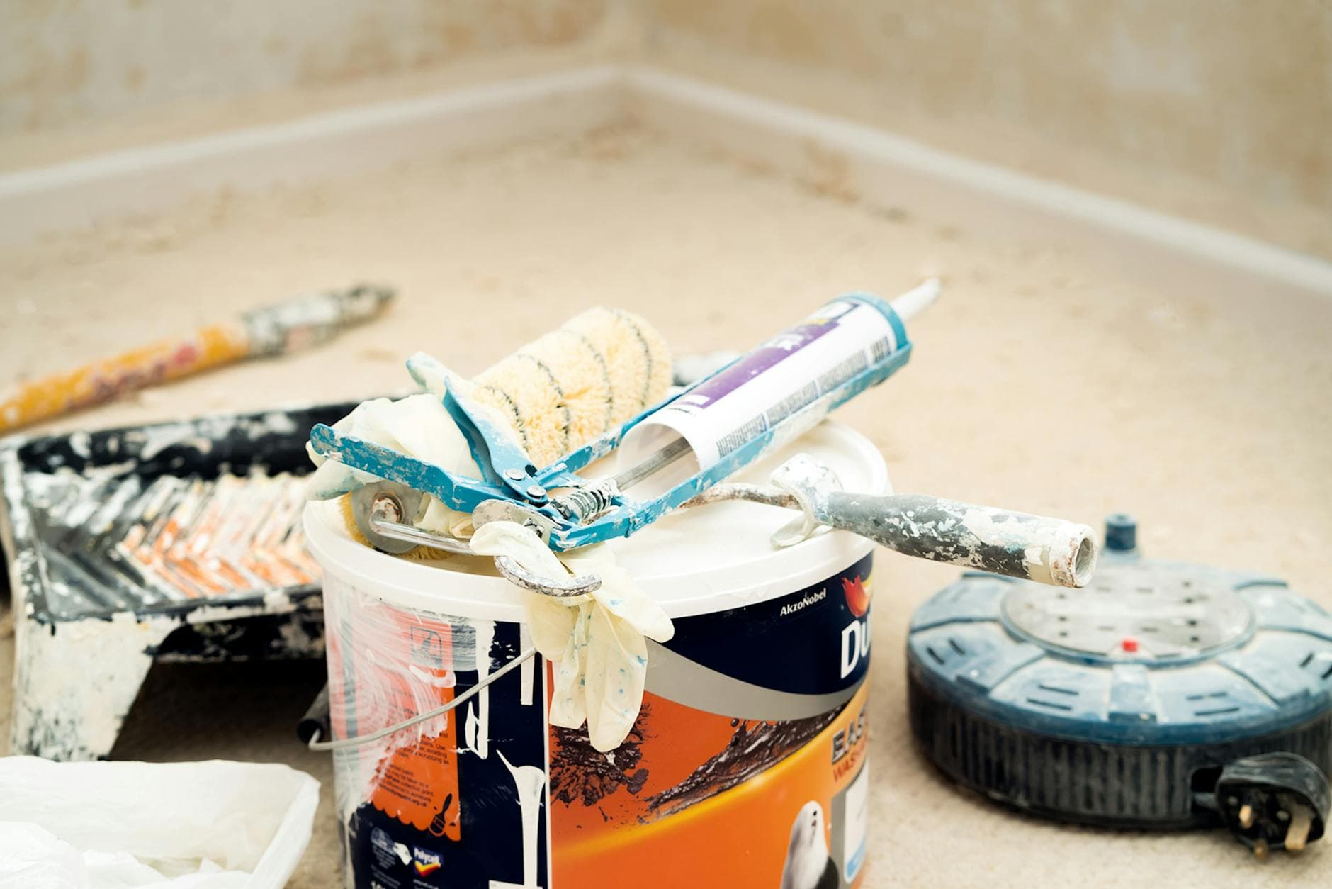 Refaire la peinture d'un plafond sans traces ni auréoles [Facile] — astuce bricolage BonneAstuce.fr