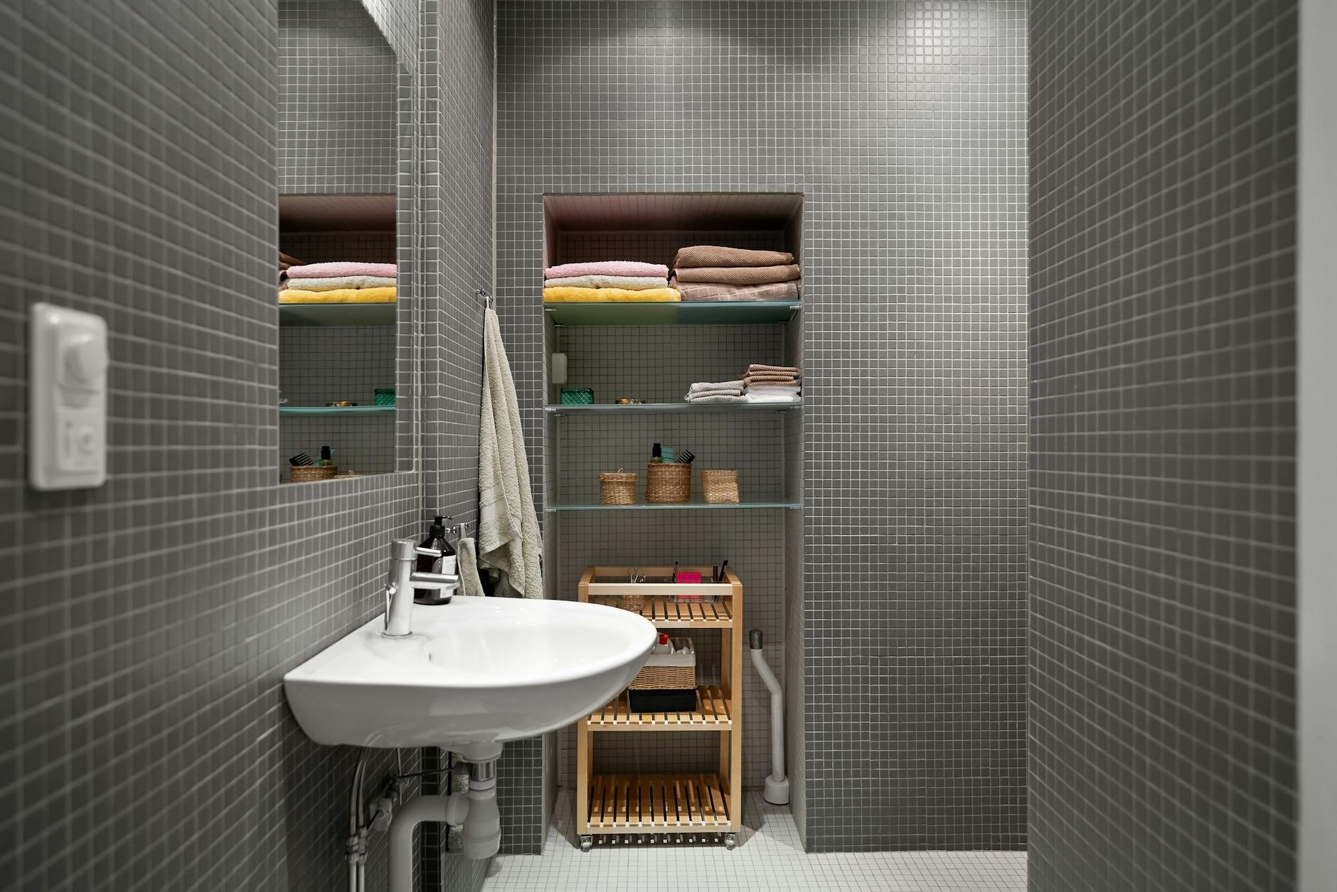 12 astuces de rangement pour une petite salle de bain [Astuce]