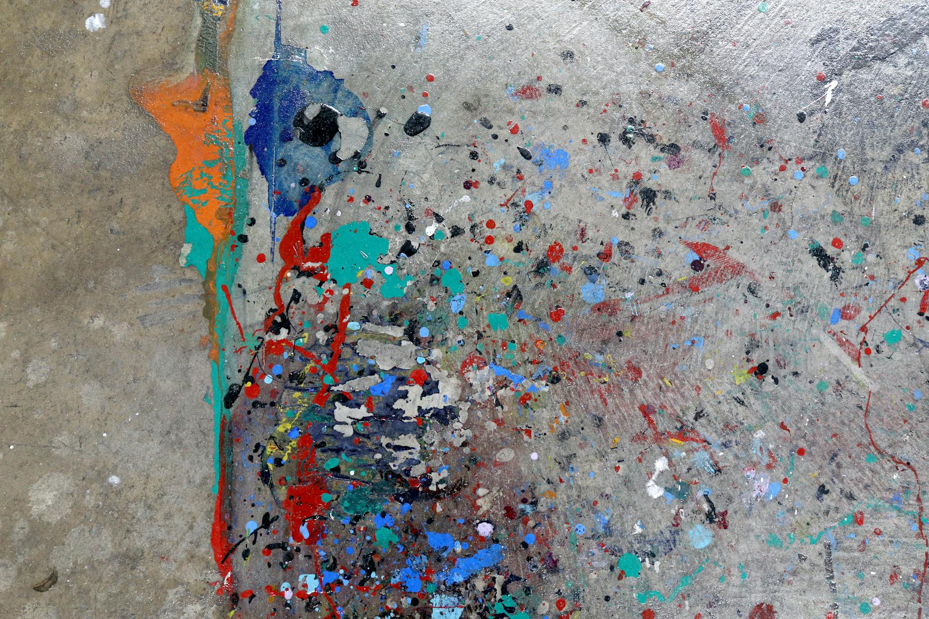 Enlever des éclaboussures de peinture sur le sol : toutes surfaces [Astuce]