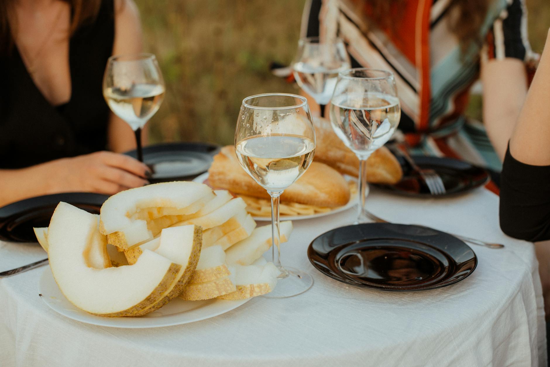 Enlever une tache de vin blanc sur une nappe : méthodes rapides et efficaces [Astuce]