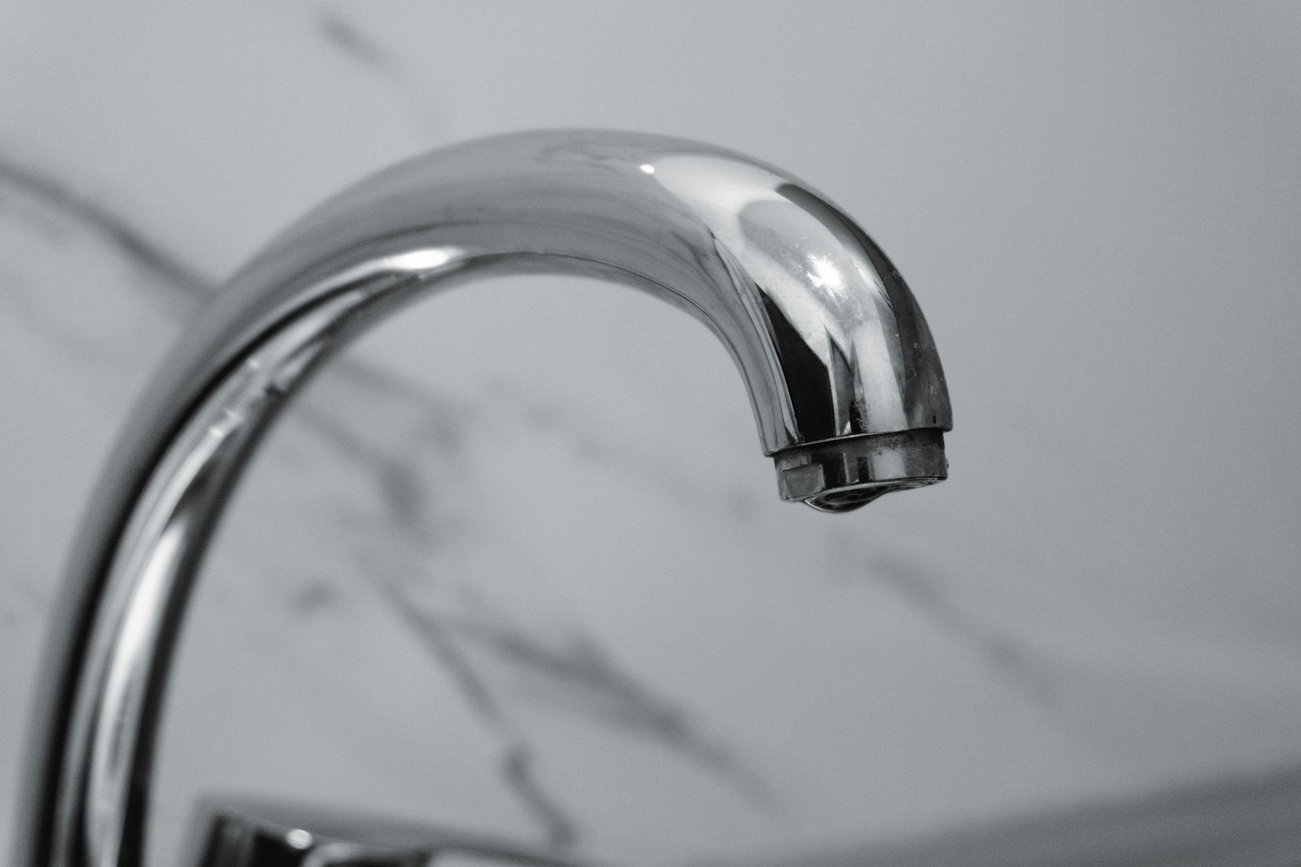 Redonner brillance aux robinets chromés sans rayures [Astuce]