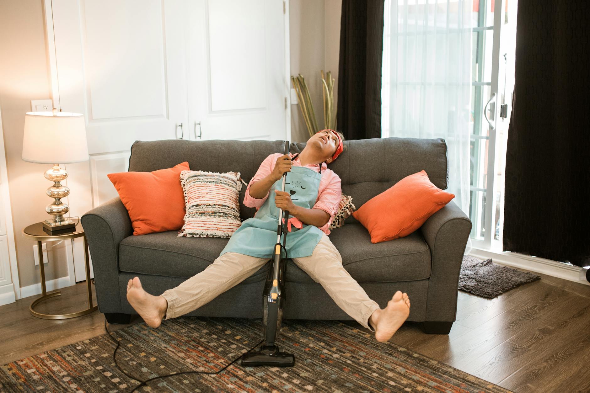 Comment nettoyer un canapé en tissu avec du bicarbonate [Astuce]