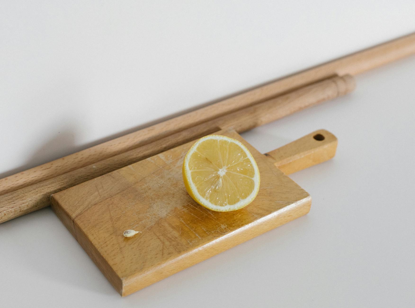 Nettoyer et désinfecter une planche à découper en bois [Astuce]