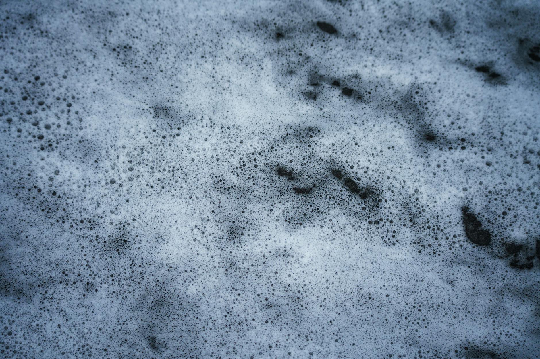 Laver et désinfecter le tapis de bain naturellement [Astuce]